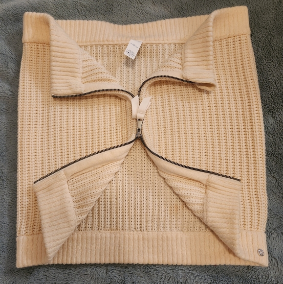 Lululemon Falling Freely Neck Warmer Cream knit scarf with zipper - Picture 4 of 7